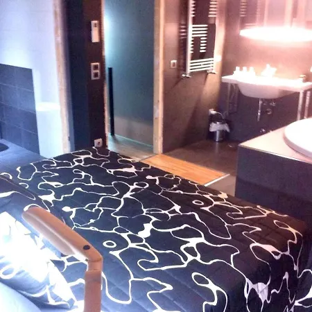 4 Bedrooms House With Spa And Furnished Terrace At Pradena Dom wakacyjny