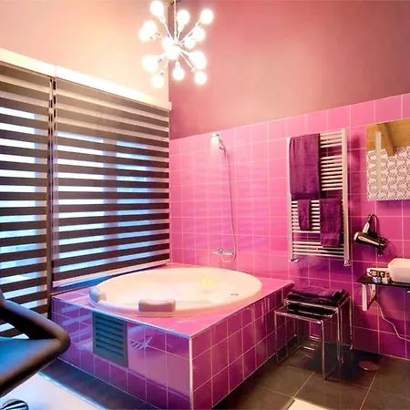 4 Bedrooms House With Spa And Furnished Terrace At Pradena Dom wakacyjny
