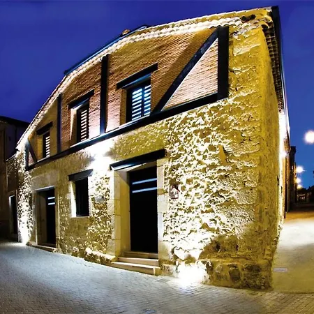 4 Bedrooms House With Spa And Furnished Terrace At Pradena Dom wakacyjny *