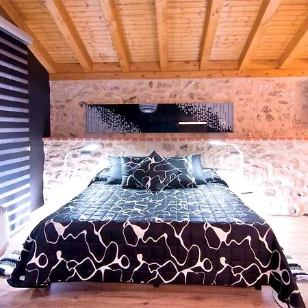 4 Bedrooms House With Spa And Furnished Terrace At Pradena Dom wakacyjny *